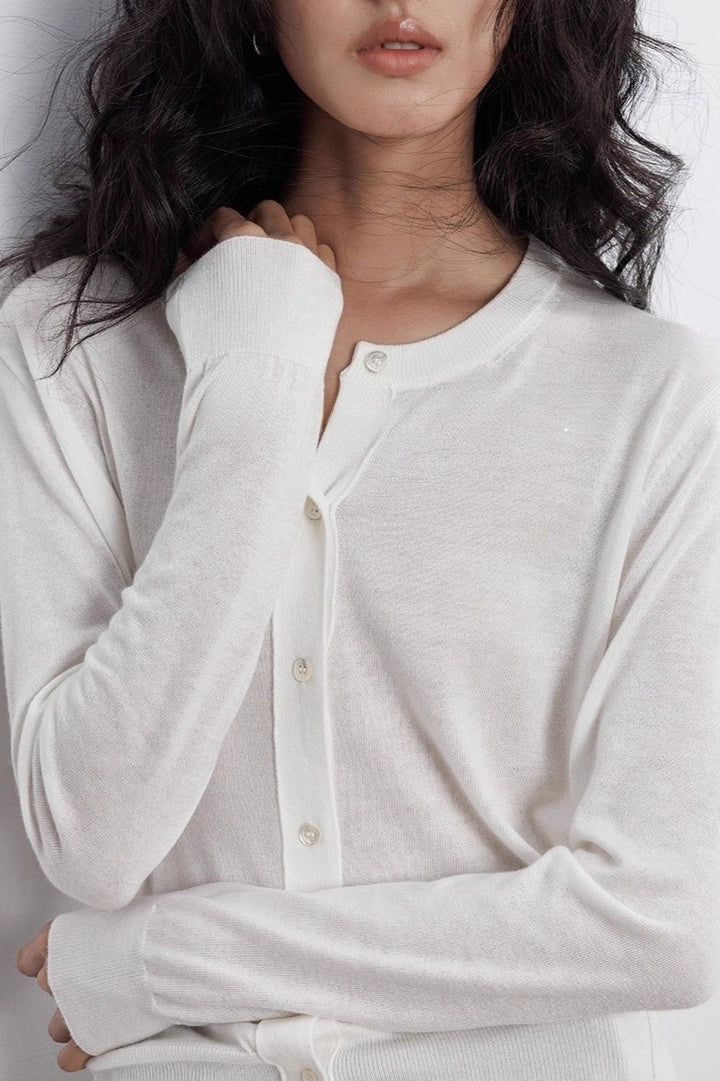 Damesvest met lange mouwen, ronde hals en doorlopende knoopsluiting