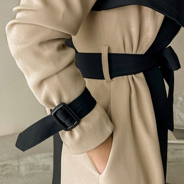 Dames lange jas met tweekleurige colour block en reverskraag met strikceintuur