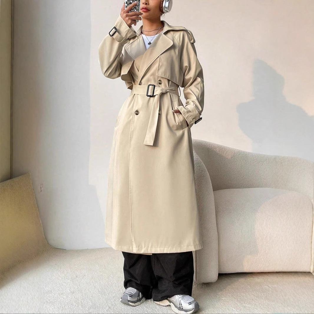 Dames lange trenchcoat met riem en dubbele rij knopen