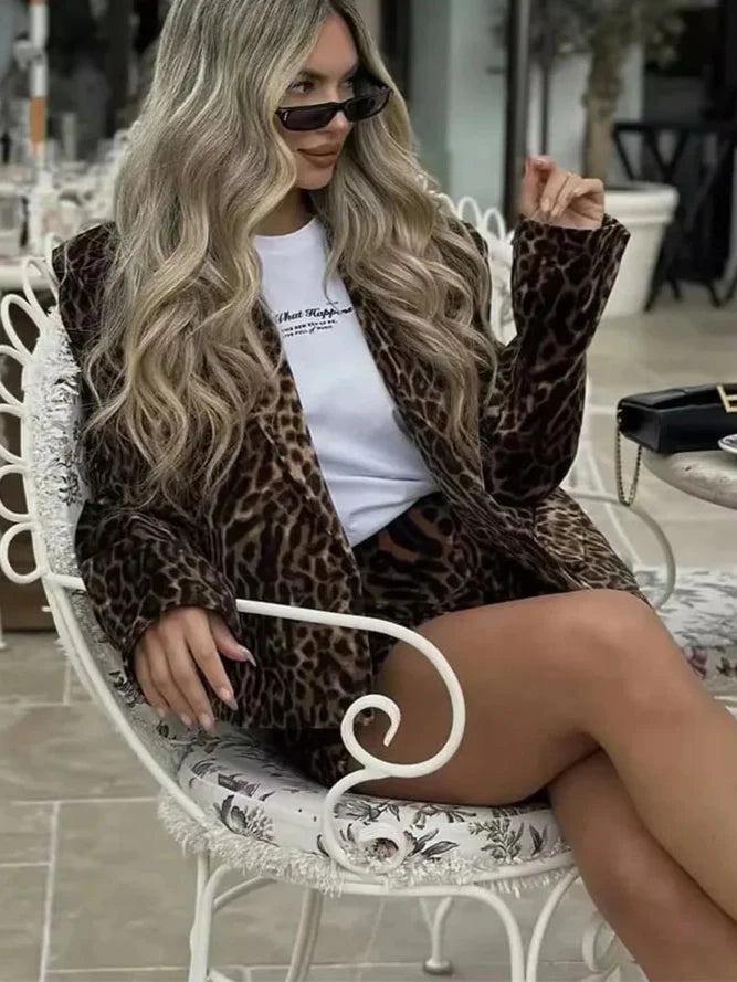 Dames set met luipaardprint, bestaande uit een cropped blazer met revers en een minirok