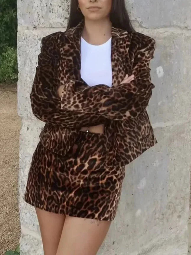 Dames set met luipaardprint, bestaande uit een cropped blazer met revers en een minirok