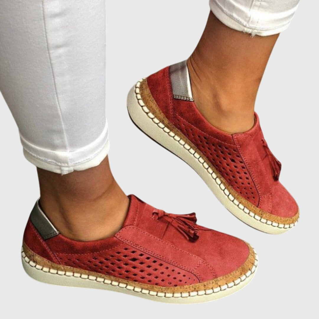 Damesloafers met kwastje op het voorblad en een perforatiepatroon aan de zijkanten