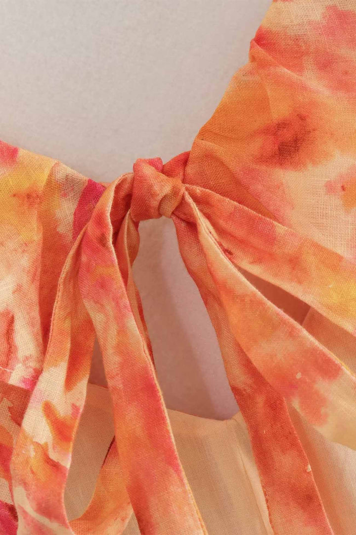 Maxi-jurk voor dames met V-hals en ruchesbandjes met zijdelingse cut-outs en striksluiting aan de achterkant