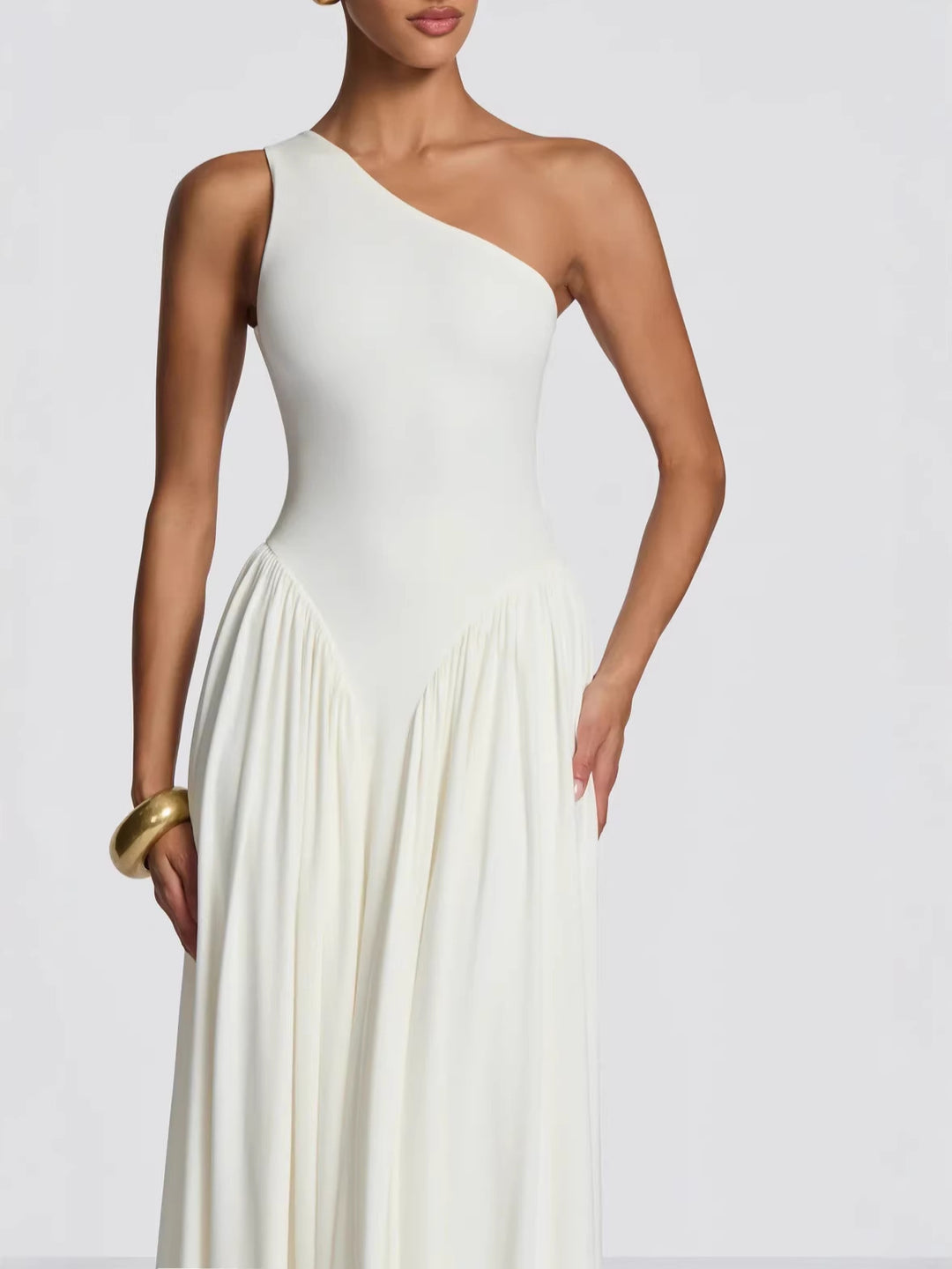 Dames maxi-jurk met one shoulder halslijn en geplooide panelen bij de taille