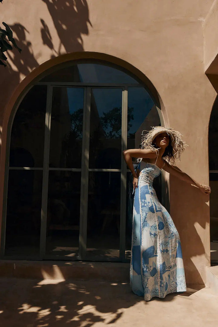 Dames maxijurk met rechte halslijn en smalle bandjes met sierbies en illustratief printpatroon