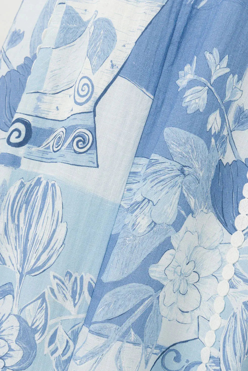 Dames maxijurk met rechte halslijn en smalle bandjes met sierbies en illustratief printpatroon