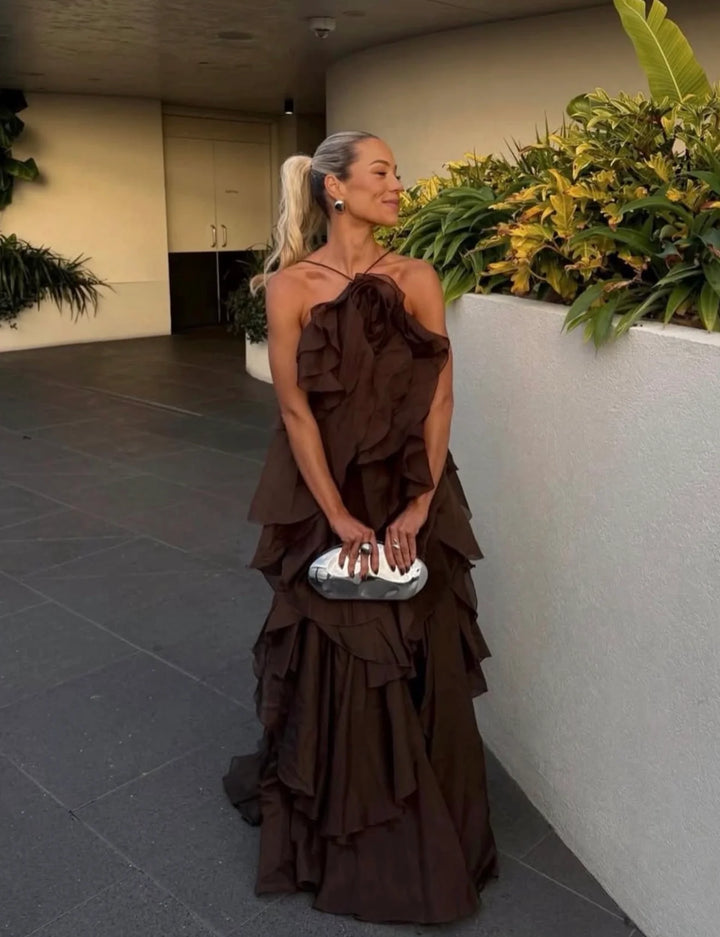 Dames maxijurk met halternek bloemenapplicatie en meerlagige ruches