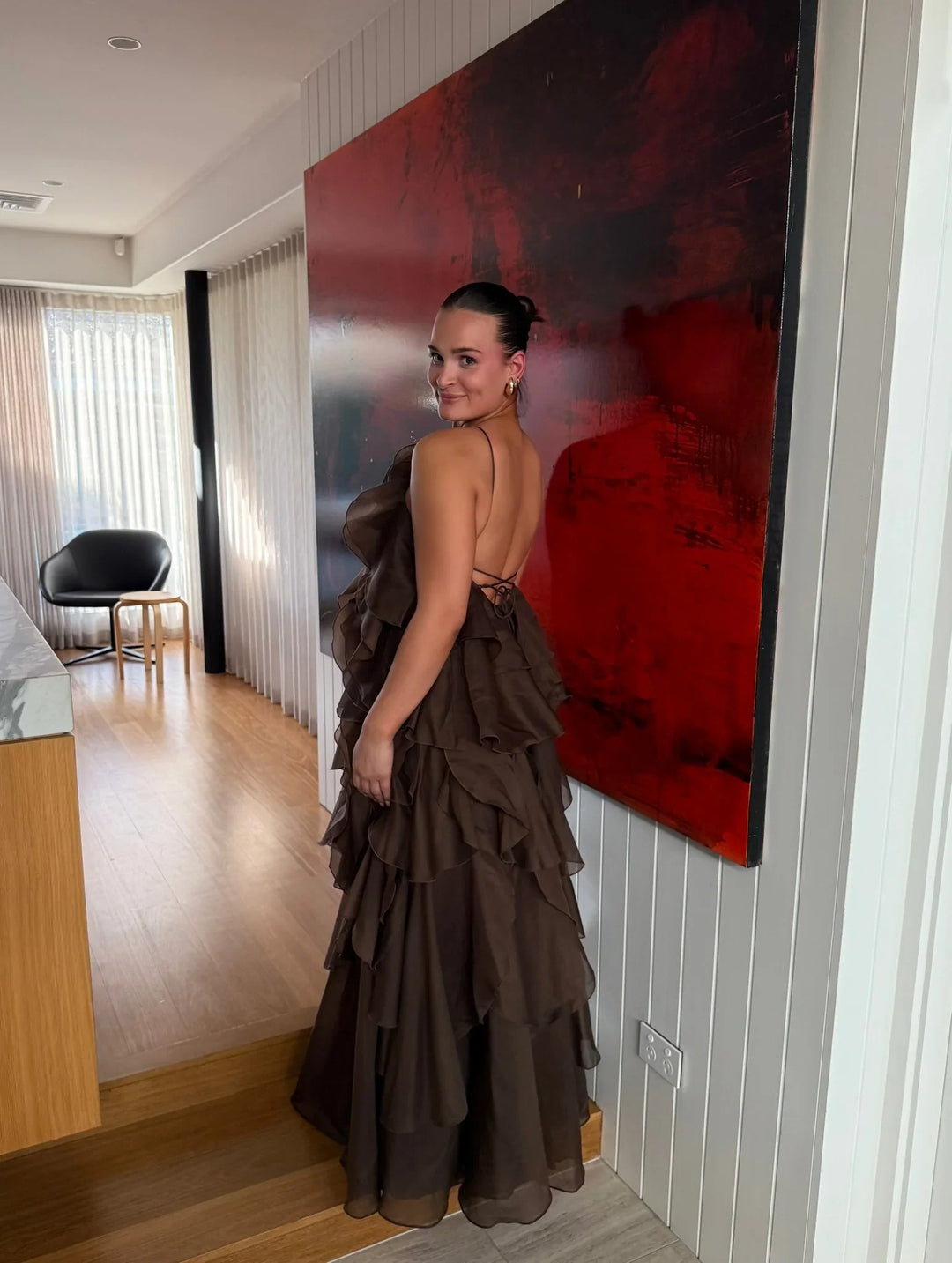 Dames maxijurk met halternek bloemenapplicatie en meerlagige ruches