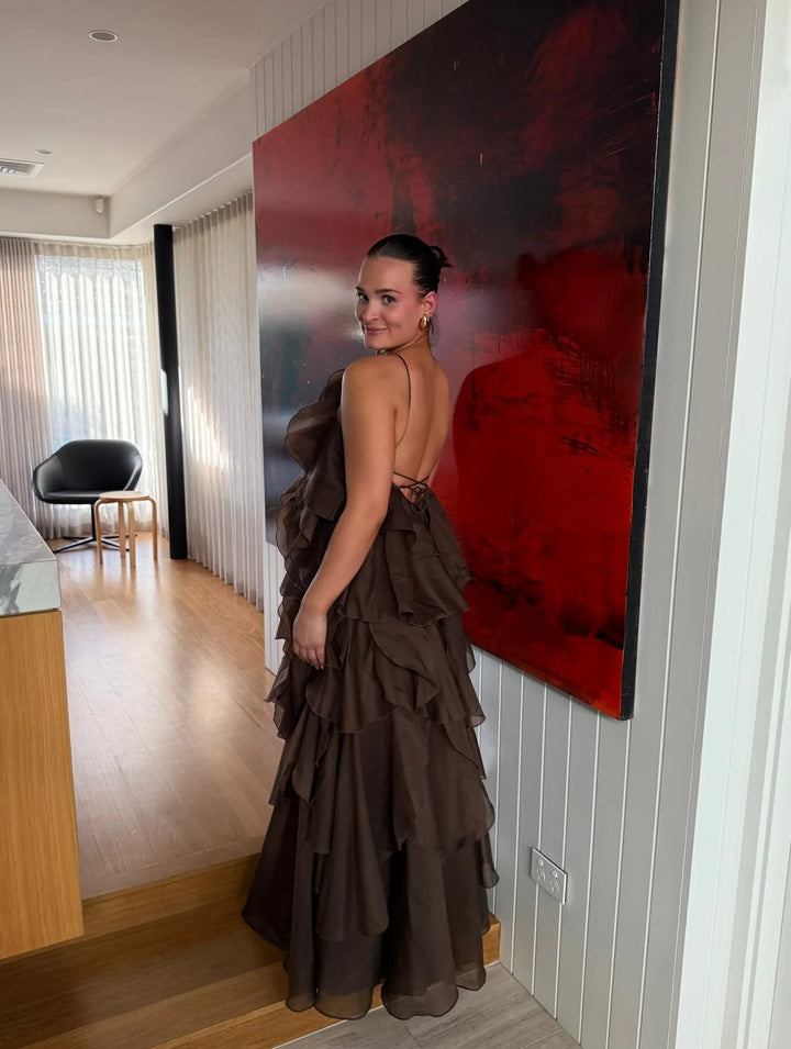 Dames maxijurk met halternek bloemenapplicatie en meerlagige ruches