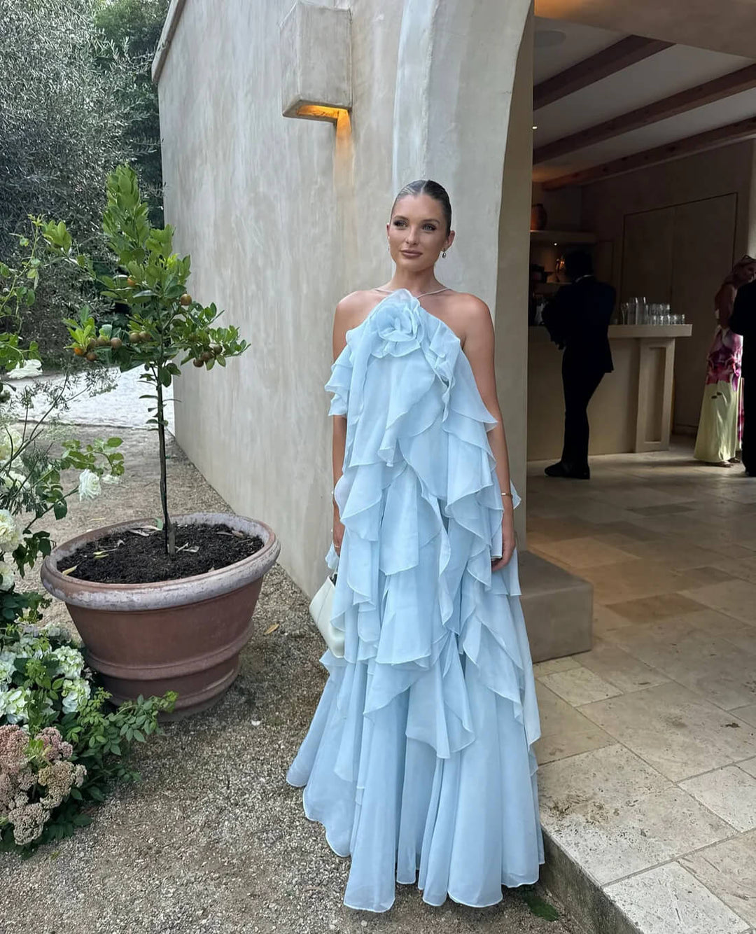 Dames maxijurk met halternek bloemenapplicatie en meerlagige ruches