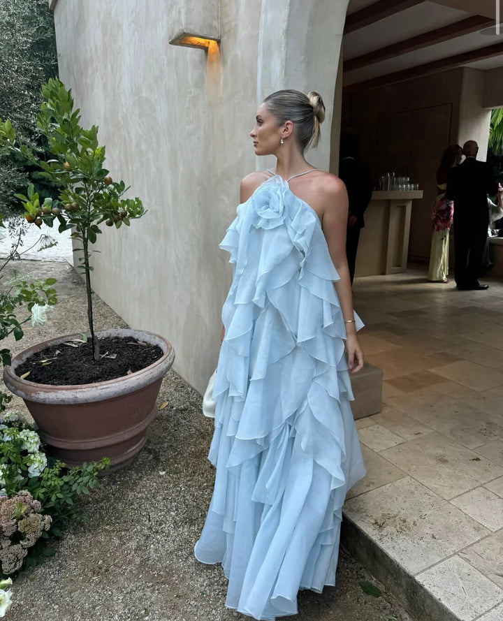 Dames maxijurk met halternek bloemenapplicatie en meerlagige ruches