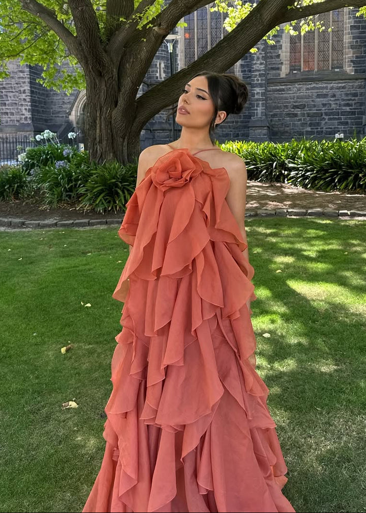 Dames maxijurk met halternek bloemenapplicatie en meerlagige ruches