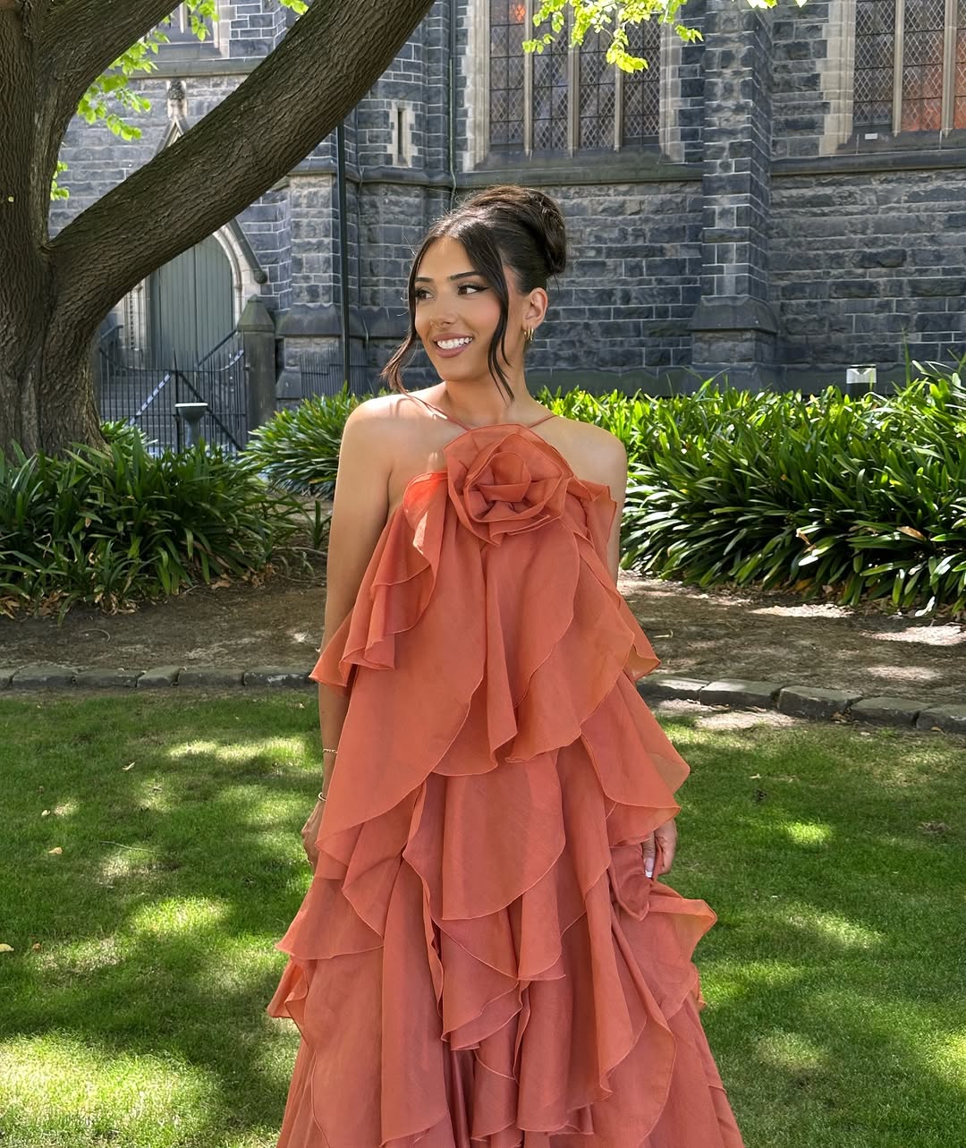 Dames maxijurk met halternek bloemenapplicatie en meerlagige ruches