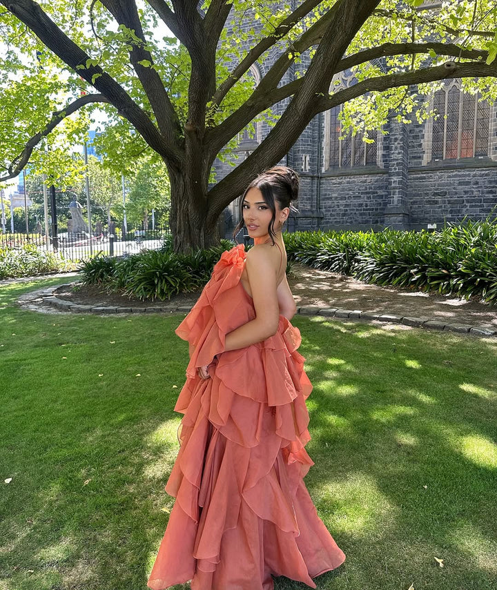 Dames maxijurk met halternek bloemenapplicatie en meerlagige ruches