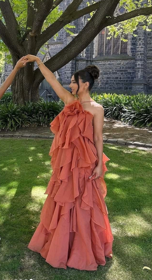 Dames maxijurk met halternek bloemenapplicatie en meerlagige ruches