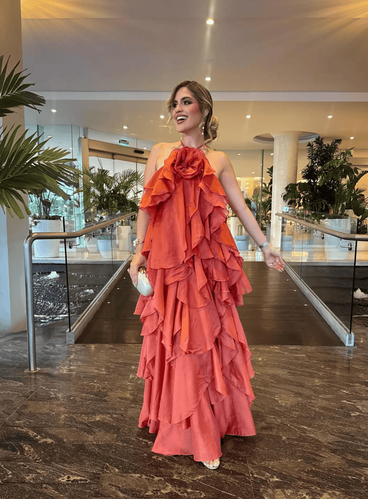 Dames maxijurk met halternek bloemenapplicatie en meerlagige ruches