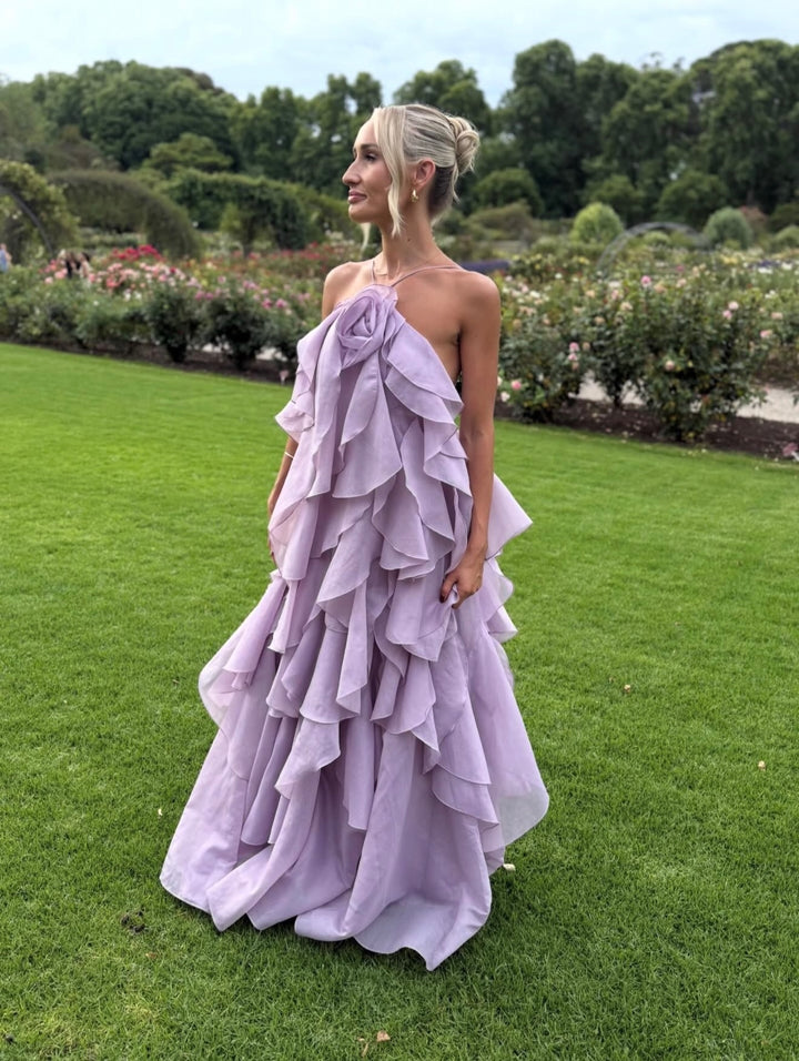 Dames maxijurk met halternek bloemenapplicatie en meerlagige ruches