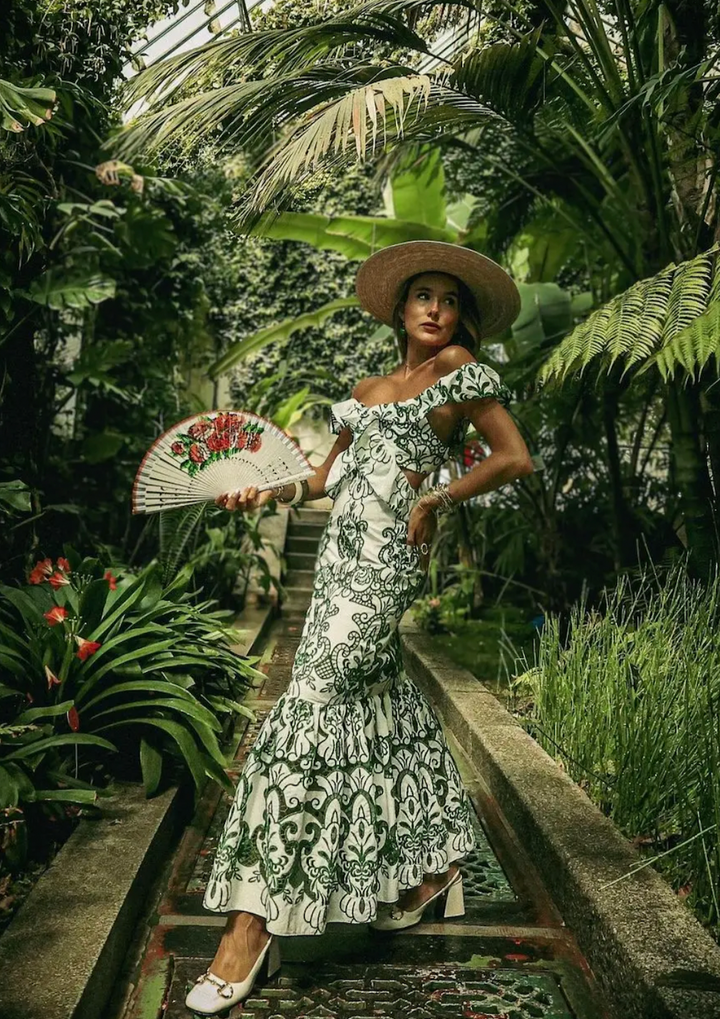 Dames maxi-jurk met ornamentprint, V-hals, ruchebandjes en open rug