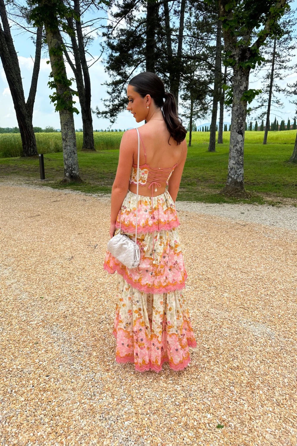 Dames maxi-jurk met spaghettibandjes, vetersluiting op de rug en gelaagde rok met bloemenprint