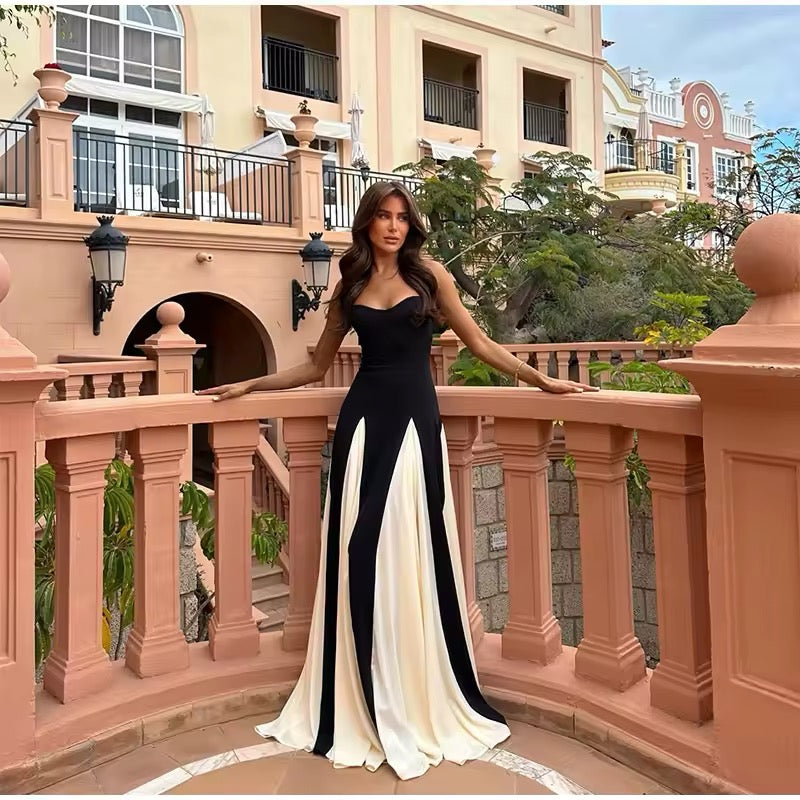 Dames maxi-jurk met spaghettibandjes en hartvormige halslijn met contrasterende witte banen op de rok