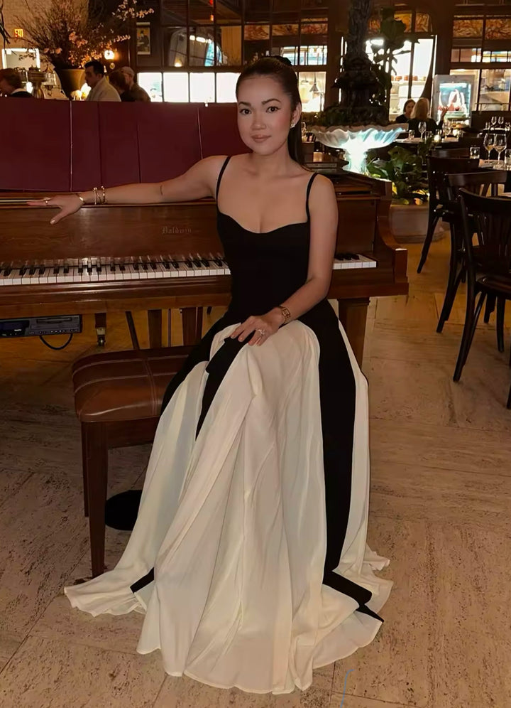 Dames maxi-jurk met spaghettibandjes en hartvormige halslijn met contrasterende witte banen op de rok