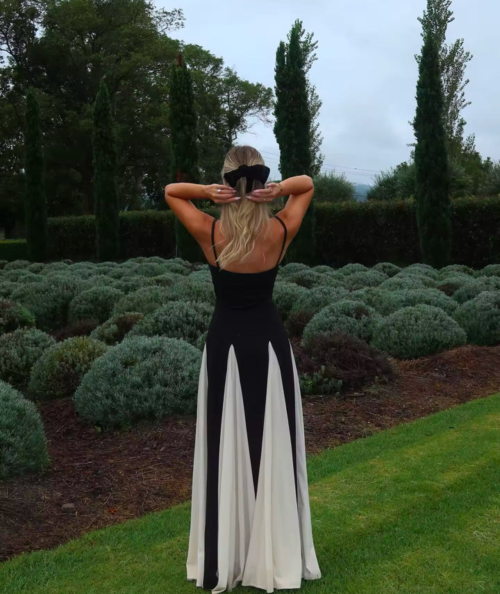 Dames maxi-jurk met spaghettibandjes en hartvormige halslijn met contrasterende witte banen op de rok