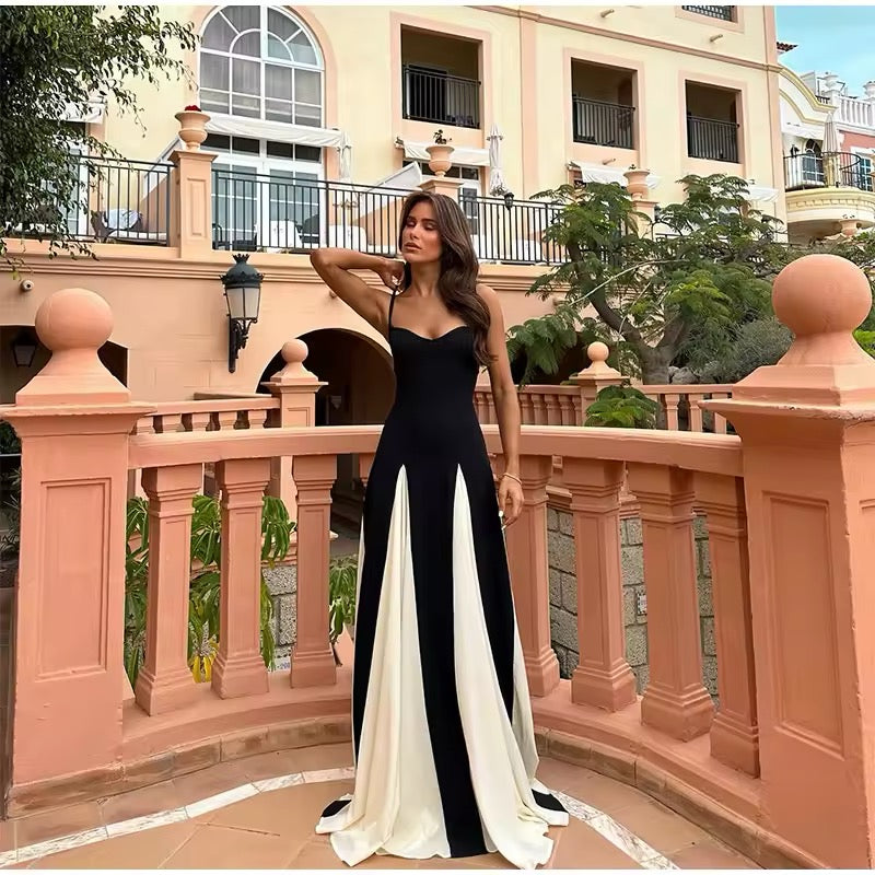 Dames maxi-jurk met spaghettibandjes en hartvormige halslijn met contrasterende witte banen op de rok