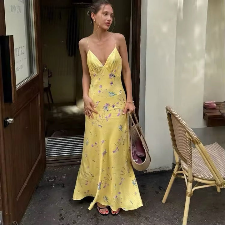 Dames maxi-jurk met spaghettibandjes en V-hals met bloemenpatroon op gele ondergrond