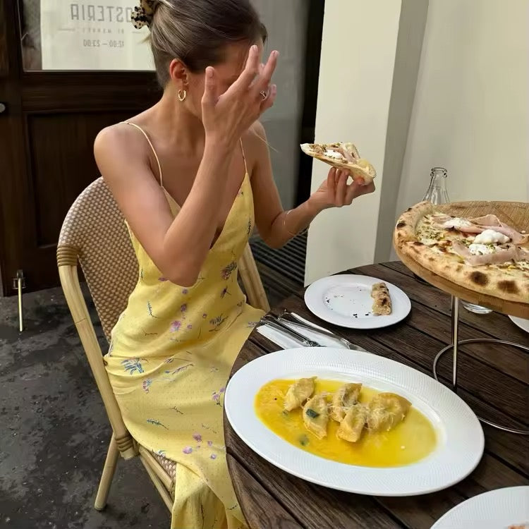 Dames maxi-jurk met spaghettibandjes en V-hals met bloemenpatroon op gele ondergrond