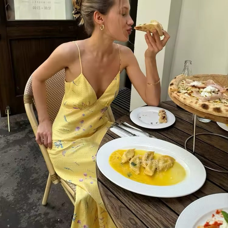 Dames maxi-jurk met spaghettibandjes en V-hals met bloemenpatroon op gele ondergrond