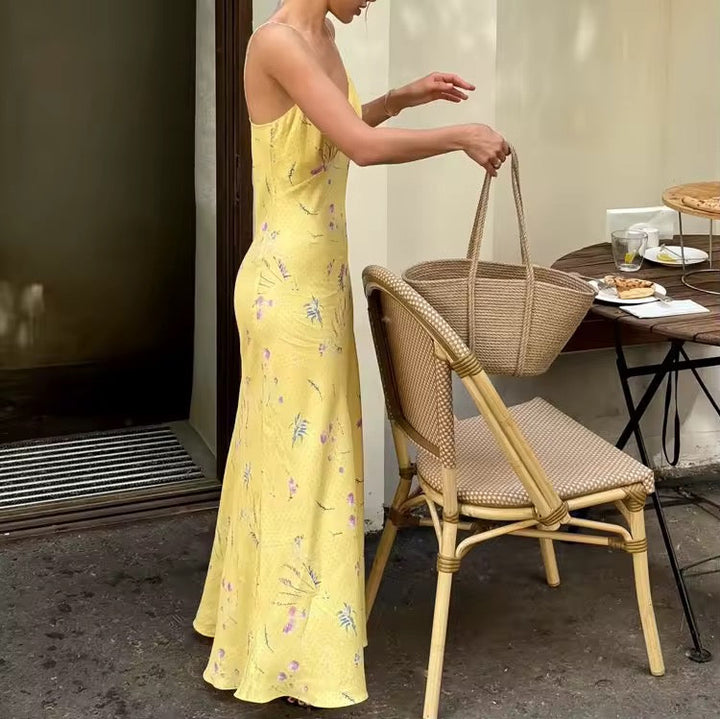 Dames maxi-jurk met spaghettibandjes en V-hals met bloemenpatroon op gele ondergrond