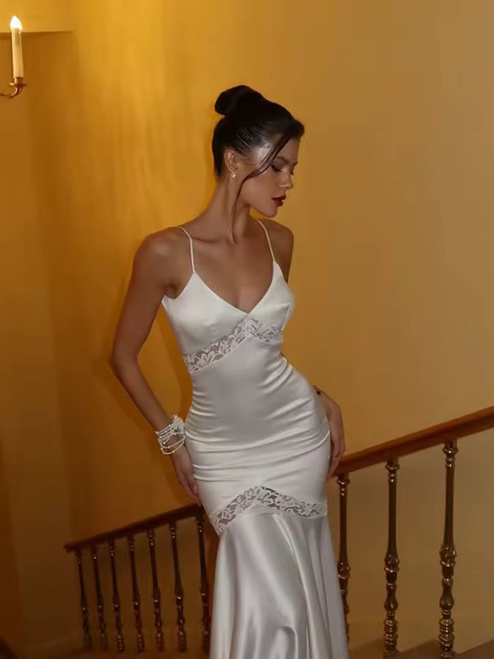 Dames maxi-jurk met spaghettibandjes en V-hals met kanten inzetstukken en open rug