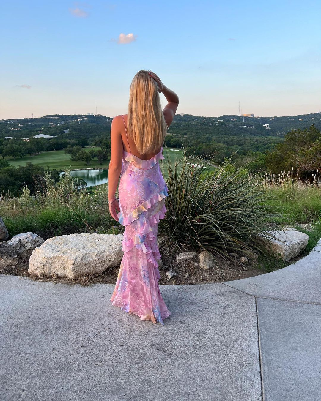 Damen Maxikleid mit Spaghettiträgern V-Ausschnitt Volants und offenem Rücken mit Blumenmuster