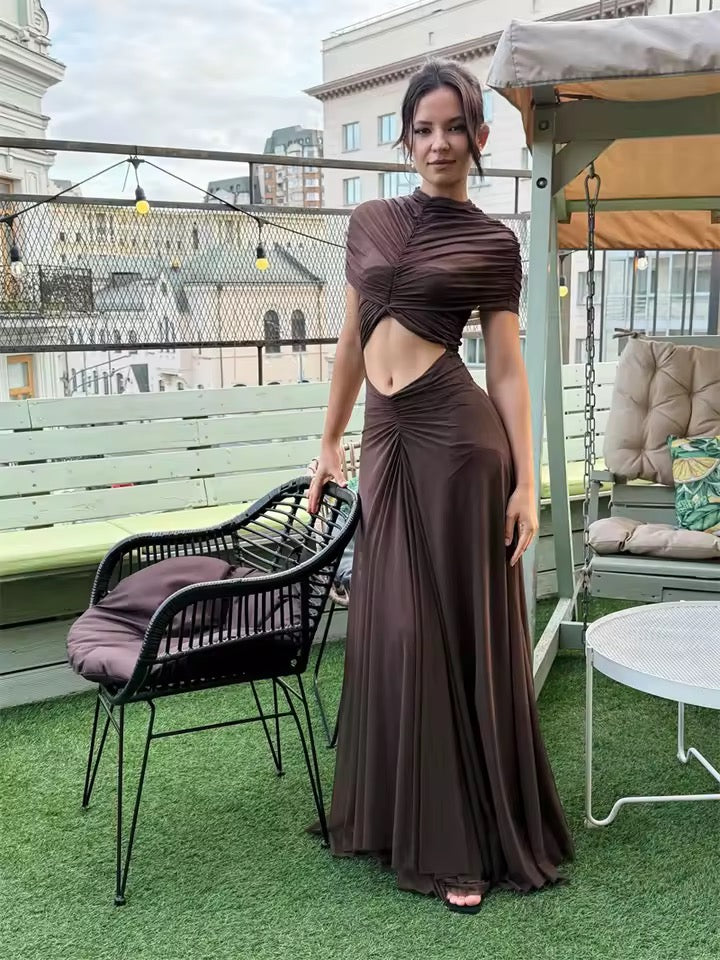 Dames maxi-jurk met opstaande kraag en korte mouwen met geplisseerd bovenstuk en uitsparingen in de taille