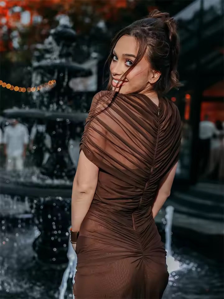 Dames maxi-jurk met opstaande kraag en korte mouwen met geplisseerd bovenstuk en uitsparingen in de taille