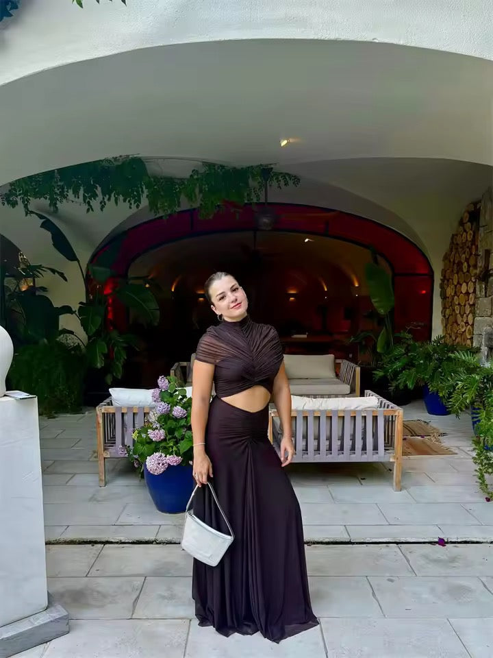 Dames maxi-jurk met opstaande kraag en korte mouwen met geplisseerd bovenstuk en uitsparingen in de taille