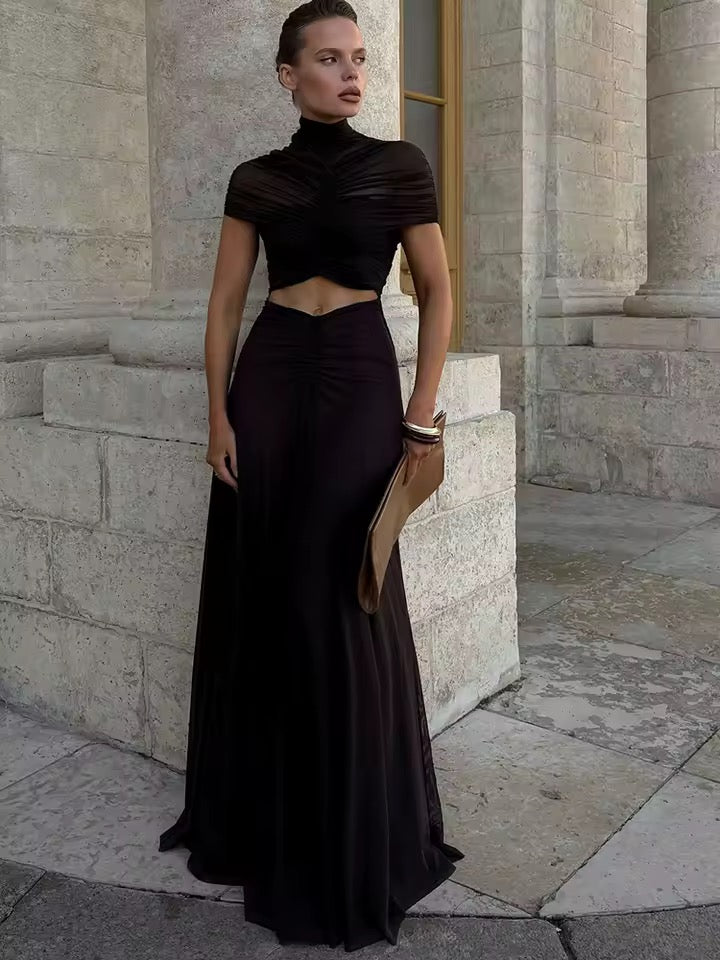 Dames maxi-jurk met opstaande kraag en korte mouwen met geplisseerd bovenstuk en uitsparingen in de taille