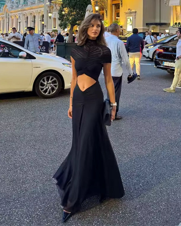 Dames maxi-jurk met opstaande kraag en korte mouwen met geplisseerd bovenstuk en uitsparingen in de taille