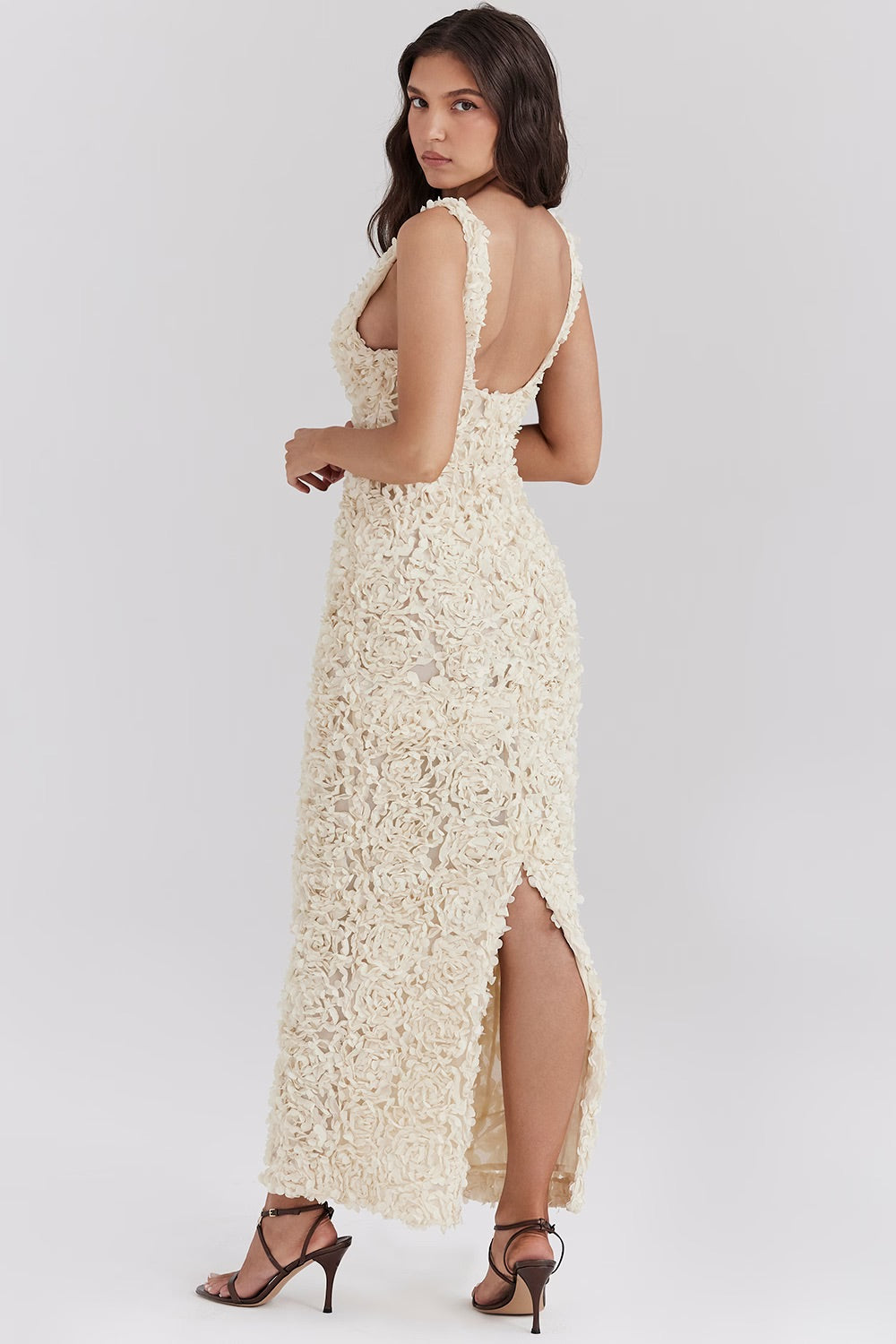 Dames maxijurk met diepe V-hals, driedimensionale bloemenapplicaties en brede bandjes