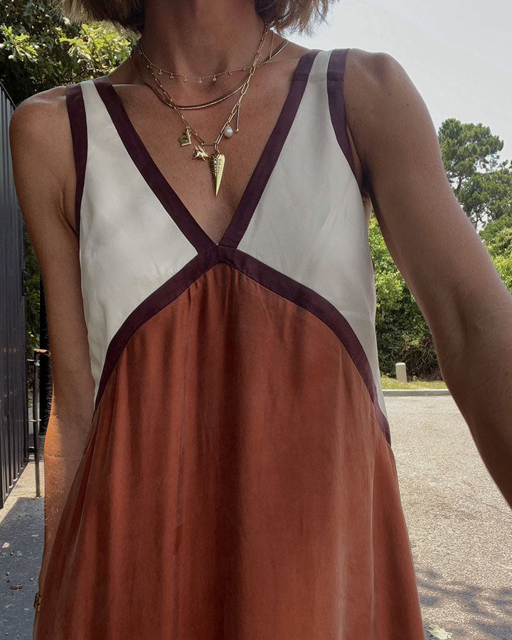 Maxijurk voor dames met diepe V-hals en tweekleurig colour-blockpatroon