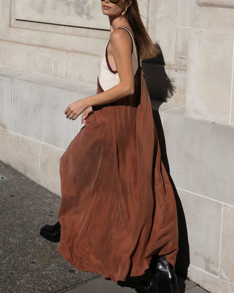 Maxijurk voor dames met diepe V-hals en tweekleurig colour-blockpatroon