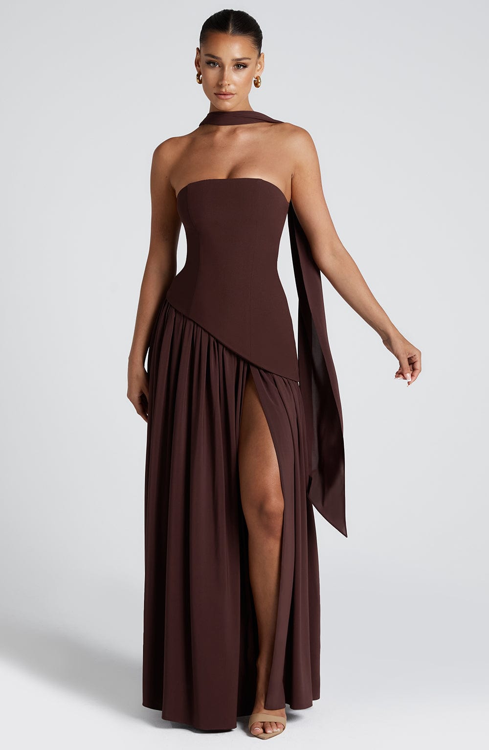 Damen Maxikleid trägerlos mit asymmetrischem Oberteil Beinschlitz und Schal am Hals