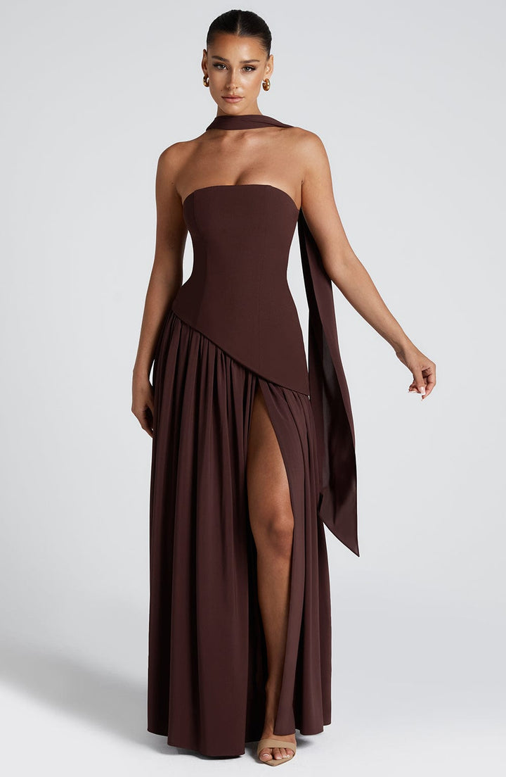 Damen Maxikleid trägerlos mit asymmetrischem Oberteil Beinschlitz und Schal am Hals