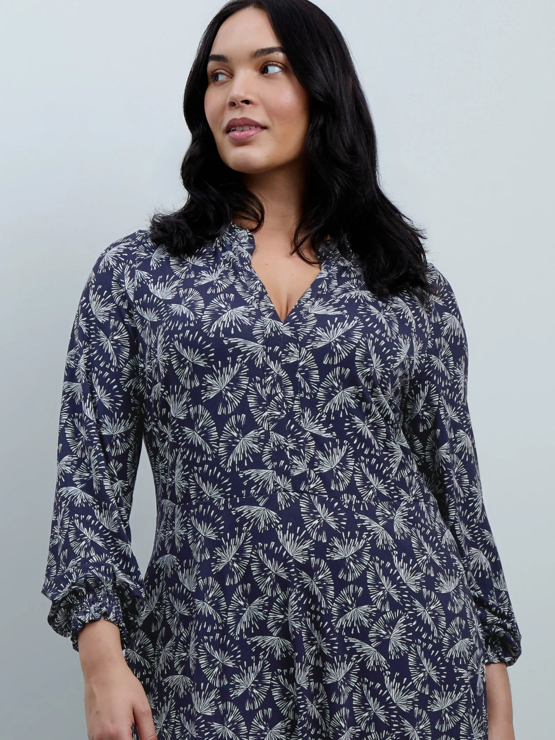 Inken Damen Midikleid mit Rüschenkragen, Fächermuster und Ballonärmeln