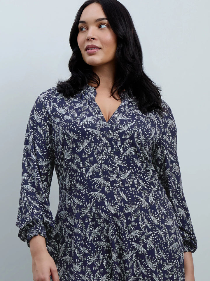 Inken Damen Midikleid mit Rüschenkragen, Fächermuster und Ballonärmeln