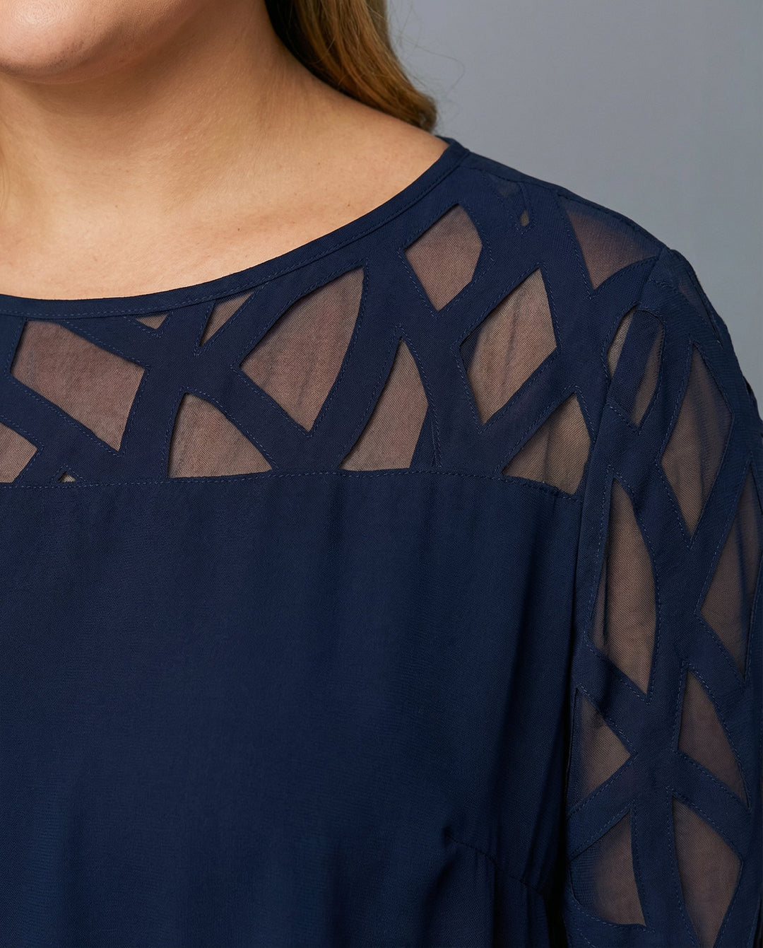 Damen Midikleid mit Rundhalsausschnitt und Mesh-Aermeln und Schluessellochrücken