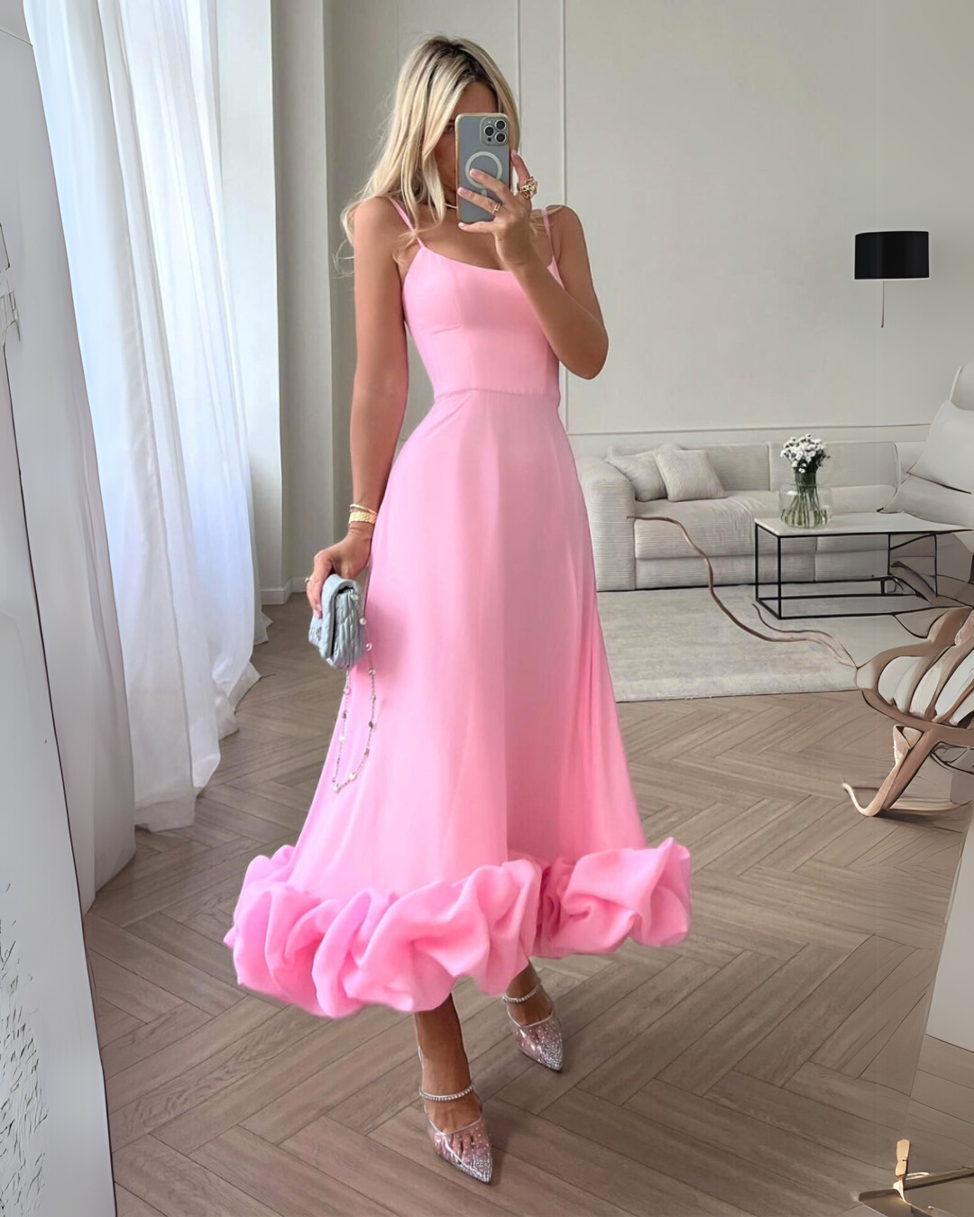 Dames midijurk met spaghettibandjes, rechte halslijn en rucheszoom