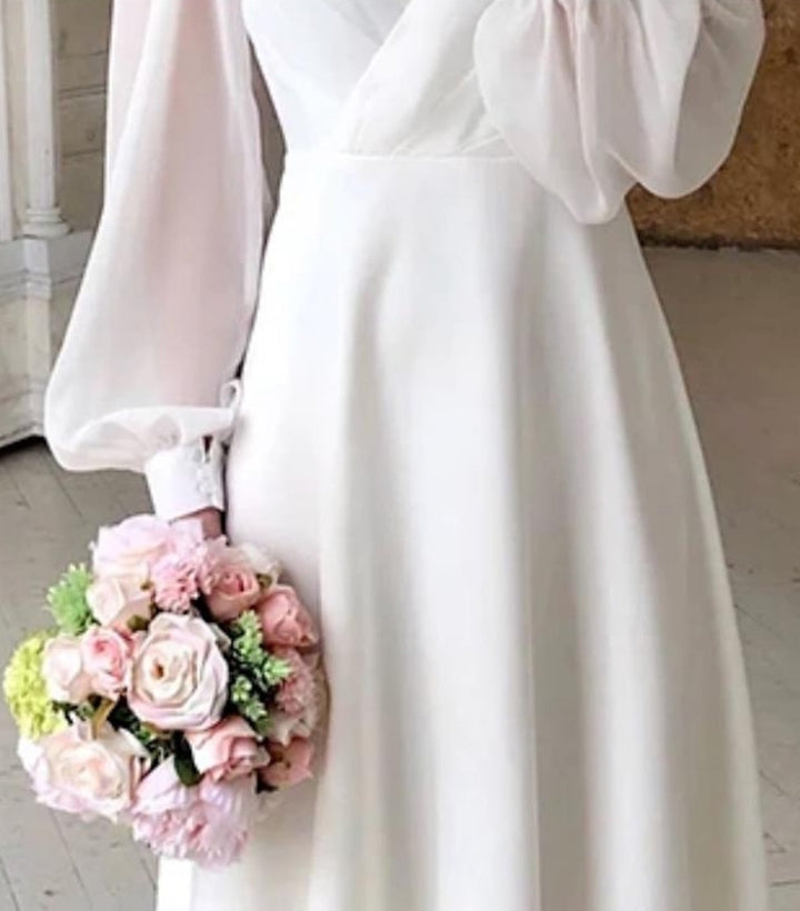 Dames midijurk met diepe V-hals, lange ballonmouwen en uitlopende rok