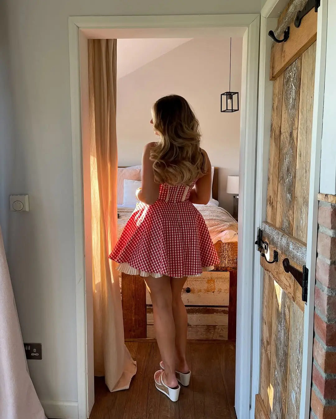 Dames minijurk met hartvormige halslijn, halterbandjes, knoopsluiting en ruitpatroon