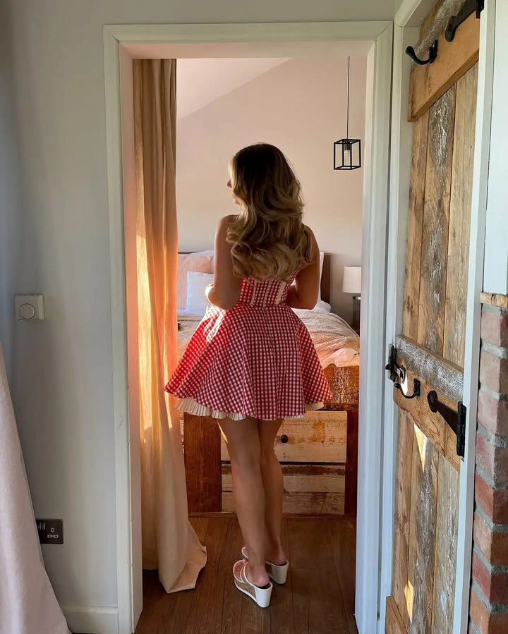 Dames minijurk met hartvormige halslijn, halterbandjes, knoopsluiting en ruitpatroon